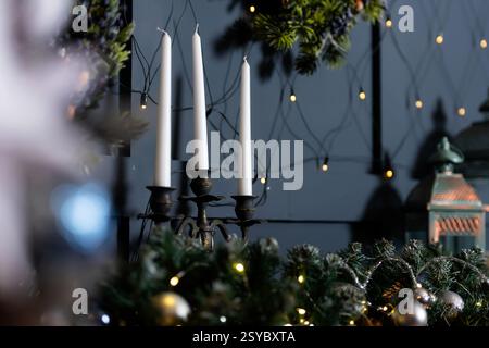 Weihnachtliche Einrichtung auf einem grünen Klavier. Neujahrsartikel im Zimmer Stockfoto