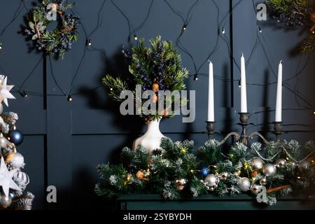 Weihnachtliche Einrichtung auf einem grünen Klavier. Neujahrsartikel im Zimmer Stockfoto