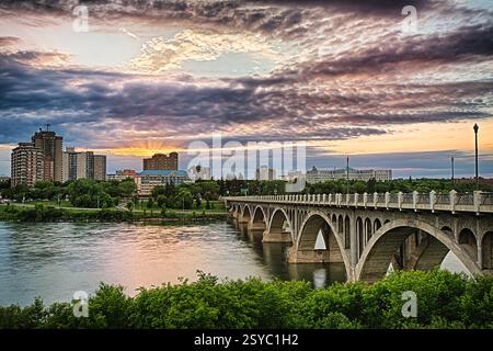 Stadtbild der Stadt Saskatoon im Westen Kanadas entlang des South Saskatchewan River Stockfoto