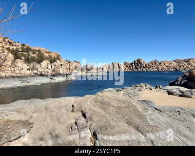 Felsige Küste des Watson Lake in Prescott, Arizona, unter klarem Himmel Stockfoto