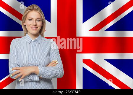 Ziemlich glückliche Frau mit der Flagge Großbritanniens Stockfoto