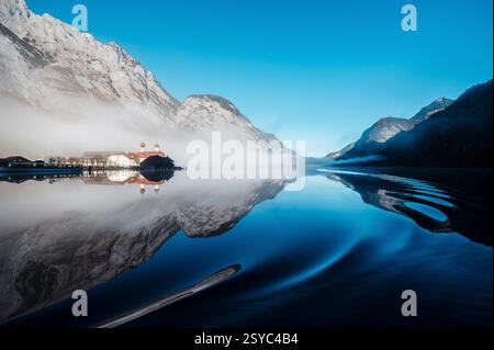 Herrlicher Blick auf den Königssee mit Kirche und felsigen alpen Stockfoto