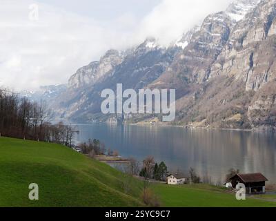 Malerische Berglandschaft mit See und traditionellen Alpenhäusern in ruhiger Umgebung Stockfoto