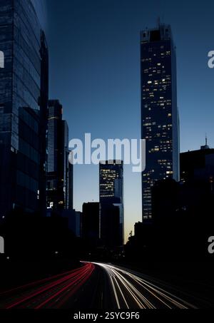 Dramatische Nachtszene mit Skyline und Lichtwegen Stockfoto