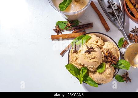 Würzige thai-Tee-Eisbällchen, asiatisches indisches Masala-Eis mit Gewürzen und Minze, alternatives veganes Keto-Sommerdessert mit Kokosnusscreme A. Stockfoto
