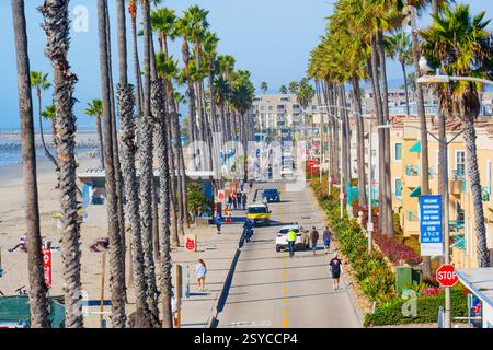 Oceanside, Kalifornien - 27. Dezember 2024: Malerische Küstenpromenade in Oceanside, Kalifornien, mit Palmen, Strandgängern und lebhaften Küstenabschnitten Stockfoto