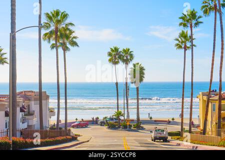 Oceanside, Kalifornien - 27. Dezember 2024: Atemberaubende Küstenszene in Oceanside mit Palmen und pulsierenden Meereswellen. Perfekt für Reisen, Stockfoto