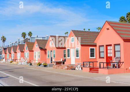 Oceanside, Kalifornien - 27. Dezember 2024: Reihe von lebhaften Strandbungalows mit Blick auf den Ozean, perfekt für Wochenendausflüge in Oceanside, CA. Stockfoto