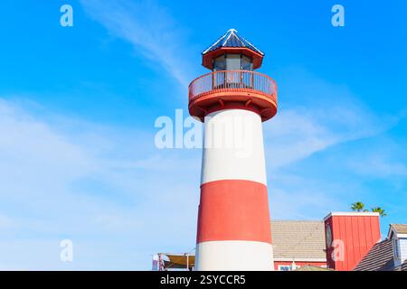 Oceanside, Kalifornien - 27. Dezember 2024: Markanter Leuchtturm in Oceanside, Kalifornien mit markanten roten und weißen Streifen unter sonnigem Himmel. Stockfoto