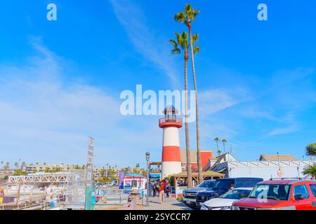 Oceanside, Kalifornien - 27. Dezember 2024: Leuchtturm von Oceanside, eingerahmt von Palmen und geparkten Fahrzeugen, der den Küstenstil veranschaulicht. Stockfoto