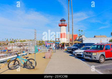 Oceanside, Kalifornien - 27. Dezember 2024: Fahrrad parkt neben Autos in der Nähe des Leuchtturms in Oceanside Harbor, was den lokalen Lebensstil betont. Stockfoto