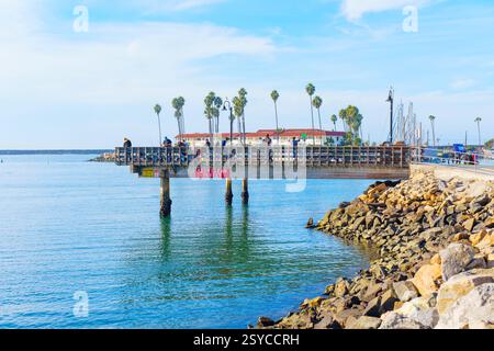 Oceanside, Kalifornien - 27. Dezember 2024: Angelpier in Oceanside mit Steilküsten und einer felsigen Küste unter klarem Himmel Stockfoto