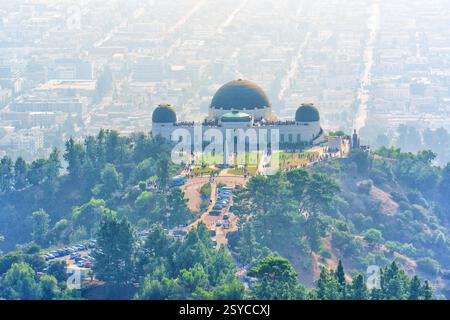 Los Angeles, Kalifornien - 28. Dezember 2024: Undurchsichtiger Blick auf das Griffith Observatory, umgeben von Grün, mit Besuchern, die das Gelände und erkunden Stockfoto