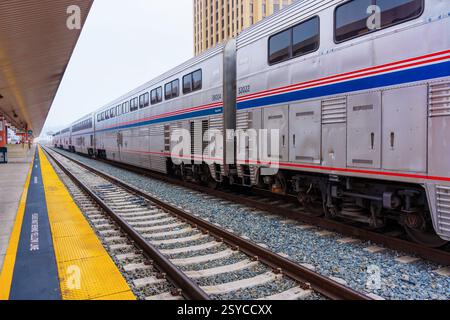 Los Angeles, Kalifornien - 30. Dezember 2024: Amtrak-Zugwagen am Bahnhof von Los Angeles, die Gleise und Bahnsteig hervorheben. Stockfoto