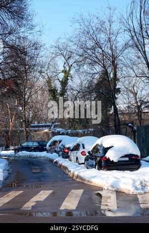Im Winter in Bukarest auf der Straßenseite mit Schnee geparkt Stockfoto