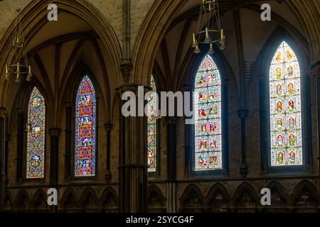 Buntglasfenster am Kirchenschiff der Kathedrale, Lincoln Cathedral, Stadt Lincoln, Lincolnshire, England, UK Stockfoto