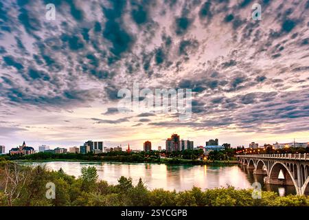 Stadtbild der Stadt Saskatoon im Westen Kanadas entlang des South Saskatchewan River Stockfoto