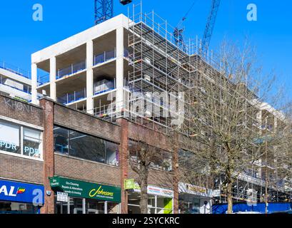 Bauarbeiten am Paramount Place am Gipfel der Mount Pleasant Road in Royal Tunbridge Wells. Früher war das abgebrochene ABC Cinema. Stockfoto