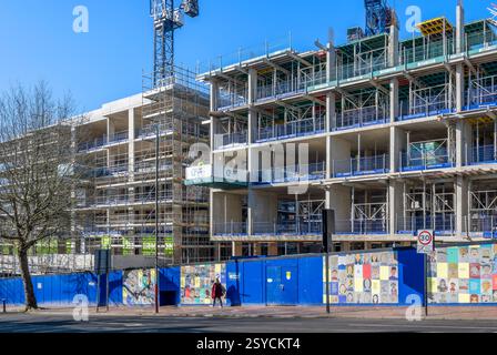 Bauarbeiten am Paramount Place am Gipfel der Mount Pleasant Road in Royal Tunbridge Wells. Früher war das abgebrochene ABC Cinema. Stockfoto