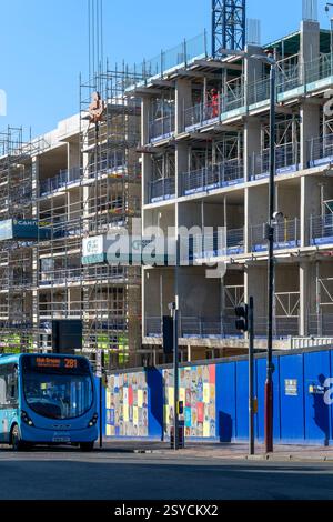 Bauarbeiten am Paramount Place am Gipfel der Mount Pleasant Road in Royal Tunbridge Wells. Früher war das abgebrochene ABC Cinema. Stockfoto