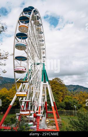 Das Riesenrad mit Blick auf die Kurstadt Borjomi in Georgia an einem Herbsttag Stockfoto