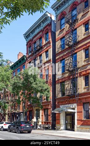 303-305 West 21st Street sind Wohngebäude aus Backstein und Terrakotta, die 1889 in Chelsea, Midtown Manhattan, mit gestanzten Metallgesimsen erbaut wurden. Stockfoto