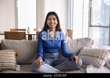 Frau übt Meditation auf Couch, Hausportrait Stockfoto