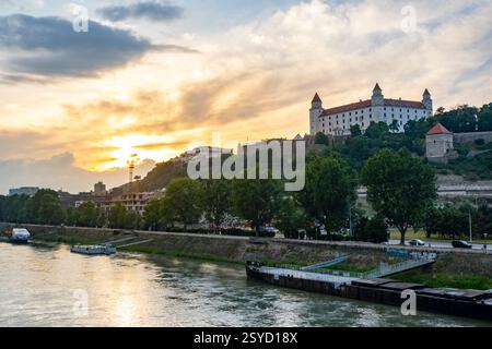 Sonnenuntergang Panorama von Bratislava Grad und Downtown über Donau Fluss, Slowakei Hauptstadt Stockfoto