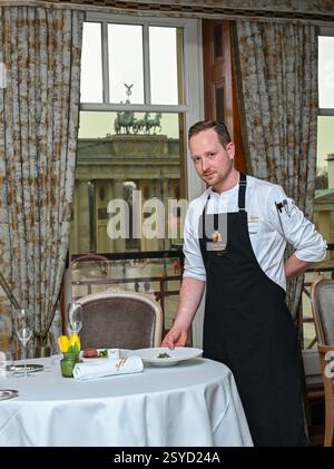 Berlin, Deutschland. Februar 2025. Berliner Meisterkoch Jonas Zörner steht im 'Lorenz Adlon Dining Room' im Hotel Adlon Kempinski. Quelle: Jens Kalaene/dpa/Alamy Live News Stockfoto