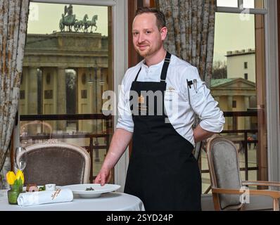Berlin, Deutschland. Februar 2025. Berliner Meisterkoch Jonas Zörner steht im 'Lorenz Adlon Dining Room' im Hotel Adlon Kempinski. Quelle: Jens Kalaene/dpa/Alamy Live News Stockfoto