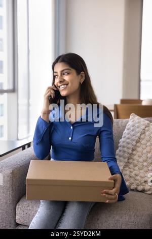 Frau, die beim Kurier anruft und Transportdienste anfordert, um das Paket zu versenden Stockfoto