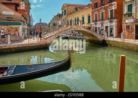 Brücke über den Stadtkanal. Venedig, Italien Stockfoto