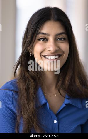 Wunderschöne junge Indianerin, vertikales Heimporträt Stockfoto