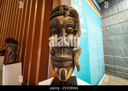 Alte afrikanische Holzmaske für Stammestanz und Rituale in afrikanischen Ländern wie Senegal, Kongo, Kamerun im Museum of Black Civilizations Daka Stockfoto