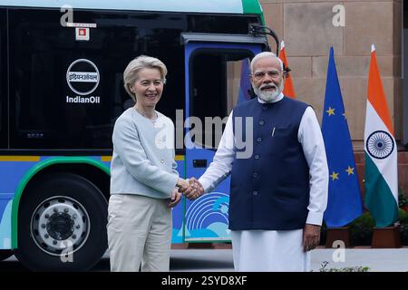 Neu-Delhi, Indien. Februar 2025. Der indische Premierminister Narendra Modi (R) schüttelt die Hände mit der Präsidentin der Europäischen Kommission Ursula von der Leyen. Von der Leyen ist auf einem zweitägigen Besuch in Indien, um hochrangige Regierungsbeamte und Politiker zu treffen. Quelle: SOPA Images Limited/Alamy Live News Stockfoto