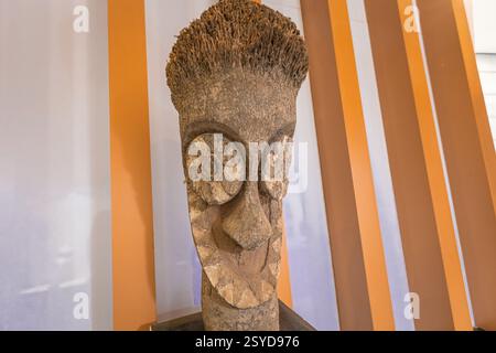 Alte afrikanische Holzmaske für Stammestanz und Rituale in afrikanischen Ländern wie Senegal, Kongo, Kamerun im Museum of Black Civilizations Daka Stockfoto