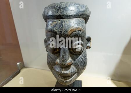 Alte afrikanische Holzmaske für Stammestanz und Rituale in afrikanischen Ländern wie Senegal, Kongo, Kamerun im Museum of Black Civilizations Daka Stockfoto