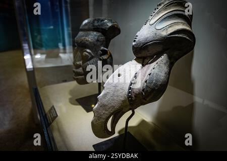 Alte afrikanische Holzmaske für Stammestanz und Rituale in afrikanischen Ländern wie Senegal, Kongo, Kamerun im Museum of Black Civilizations Daka Stockfoto