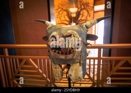 Alte afrikanische Holzmaske für Stammestanz und Rituale in afrikanischen Ländern wie Senegal, Kongo, Kamerun im Museum of Black Civilizations Daka Stockfoto