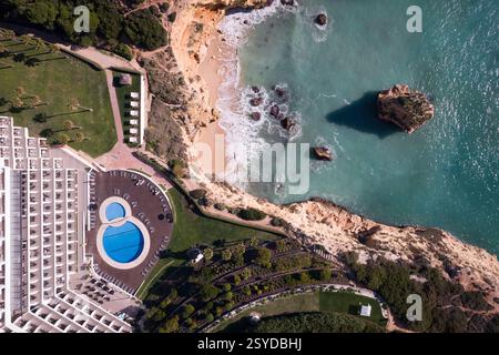 Blick aus der Vogelperspektive auf das Luxushotel, den Strand und die türkisfarbene Küste. Algarve Portugal. Stockfoto