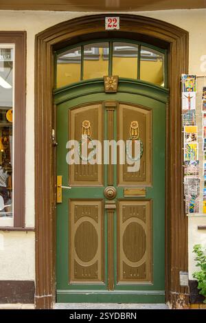 Reich verzierte und verzierte Haustür eines Gebäudes an der Krämerbrücke in der historischen Altstadt von Erfurt, Thüringen. Stockfoto