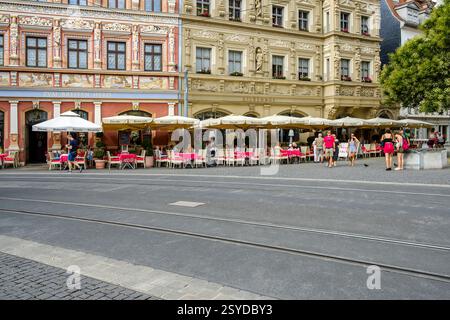 Lebendige Alltagsszene vor dem Haus zum Breiten Herd und dem Gildehaus am Fischmarkt in der historischen Altstadt von Erfurt, Thüringen. Stockfoto