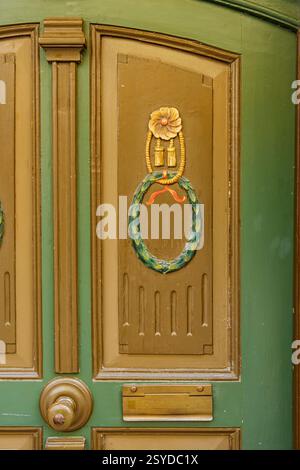 Detail einer reich verzierten und verzierten Eingangstür eines Gebäudes an der Krämerbrücke in der historischen Altstadt von Erfurt, Thüringen. Stockfoto