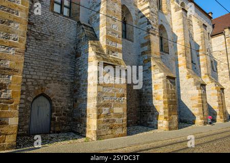 Fakultät für Katholische Theologie der Universität Erfurt, anbau an der Südseite des Marienkathauses in Erfurt, Thüringen, Deutschland. Stockfoto