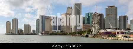 Miami, Florida, USA - 1. Dezember 2023: Panoramablick auf Gebäude und ein Riesenrad an der Uferpromenade von Bayside in Miami Stockfoto