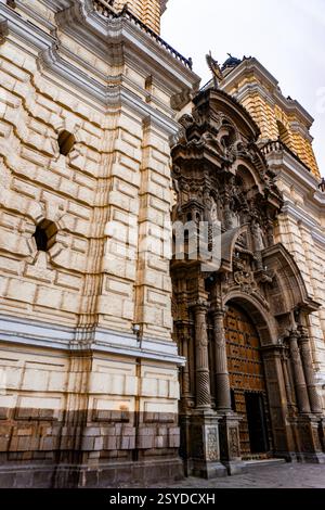 Wunderschöne Fassade der San Francisco Kirche in Lima ein bemerkenswertes Beispiel für koloniale Architektur mit komplizierten Details und kultureller Bedeutung in der Stockfoto