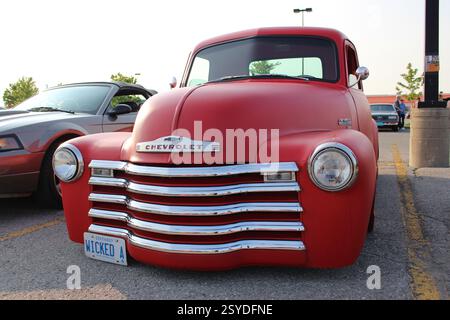 Klassischer, restaurierter Pickup mit roter Trittstufe von Chevrolet Stockfoto