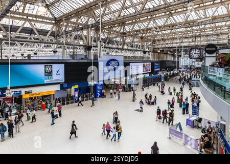 Innenraum Der Waterloo Station. Geschäftiger Londoner Verkehrsknotenpunkt Mit Menschenmassen. London, UK, 23. Juli 2023 Stockfoto