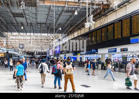 Überfüllte Waterloo Station mit Reisenden, Geschäften und großen Digitalbildschirmen. London, UK, 23. Juli 2023 Stockfoto