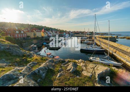 Dorf am Wasser mit bunten Häusern und Dockingbooten, Gudhjem, Bornholm, Dänemark Stockfoto